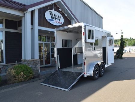 New FEATHERLITE 2-HORSE STRAIGHT LOAD WITH DRESSING ROOM