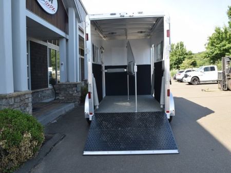 New FEATHERLITE 2-HORSE STRAIGHT LOAD WITH DRESSING ROOM