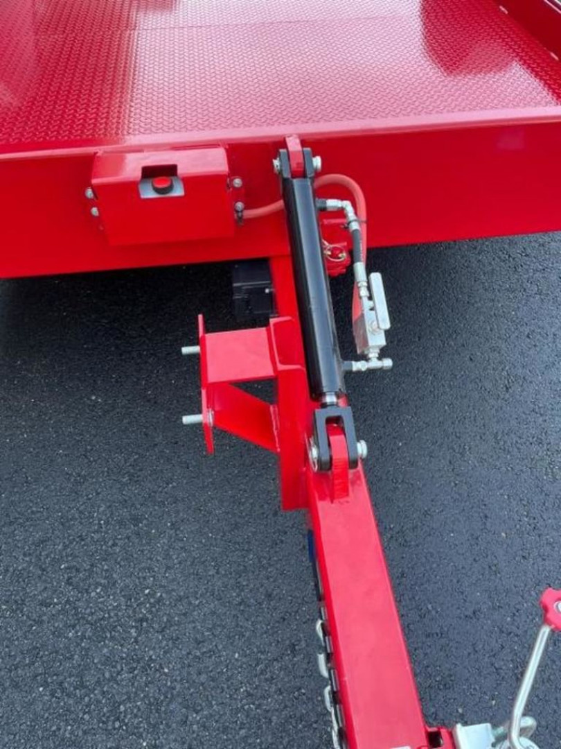 New 2024 Diamond C DSA 12' x 77"