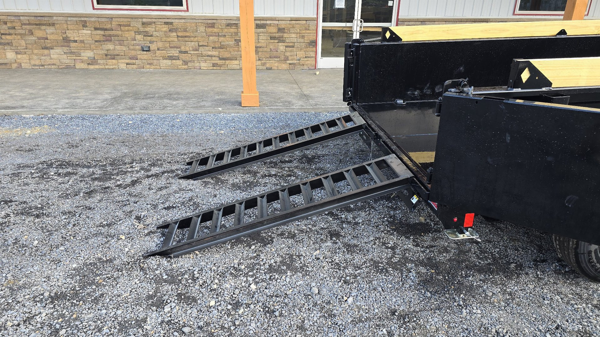 New Diamond C GN Dump Trailer / 14.9K GVWR / 82"x14'