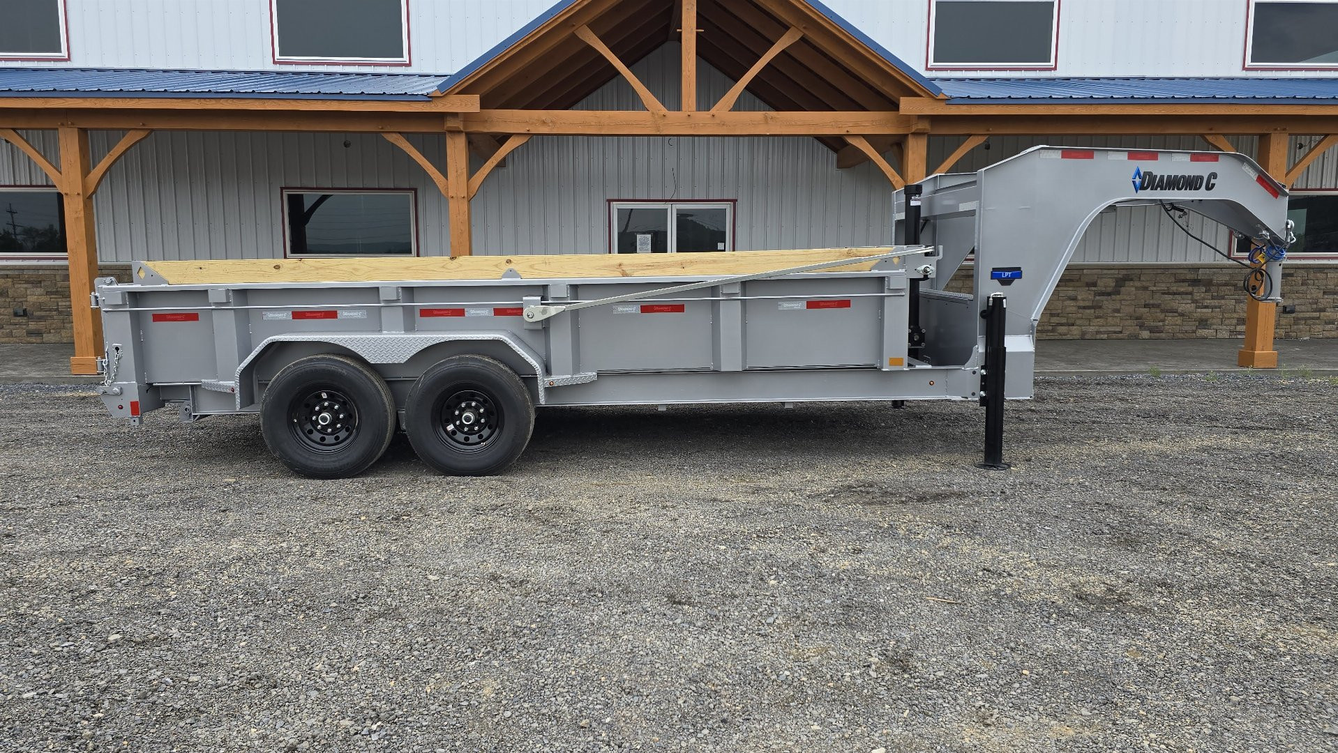 New Diamond C GN Dump Trailer / 14.9K GVWR / 82"x16'