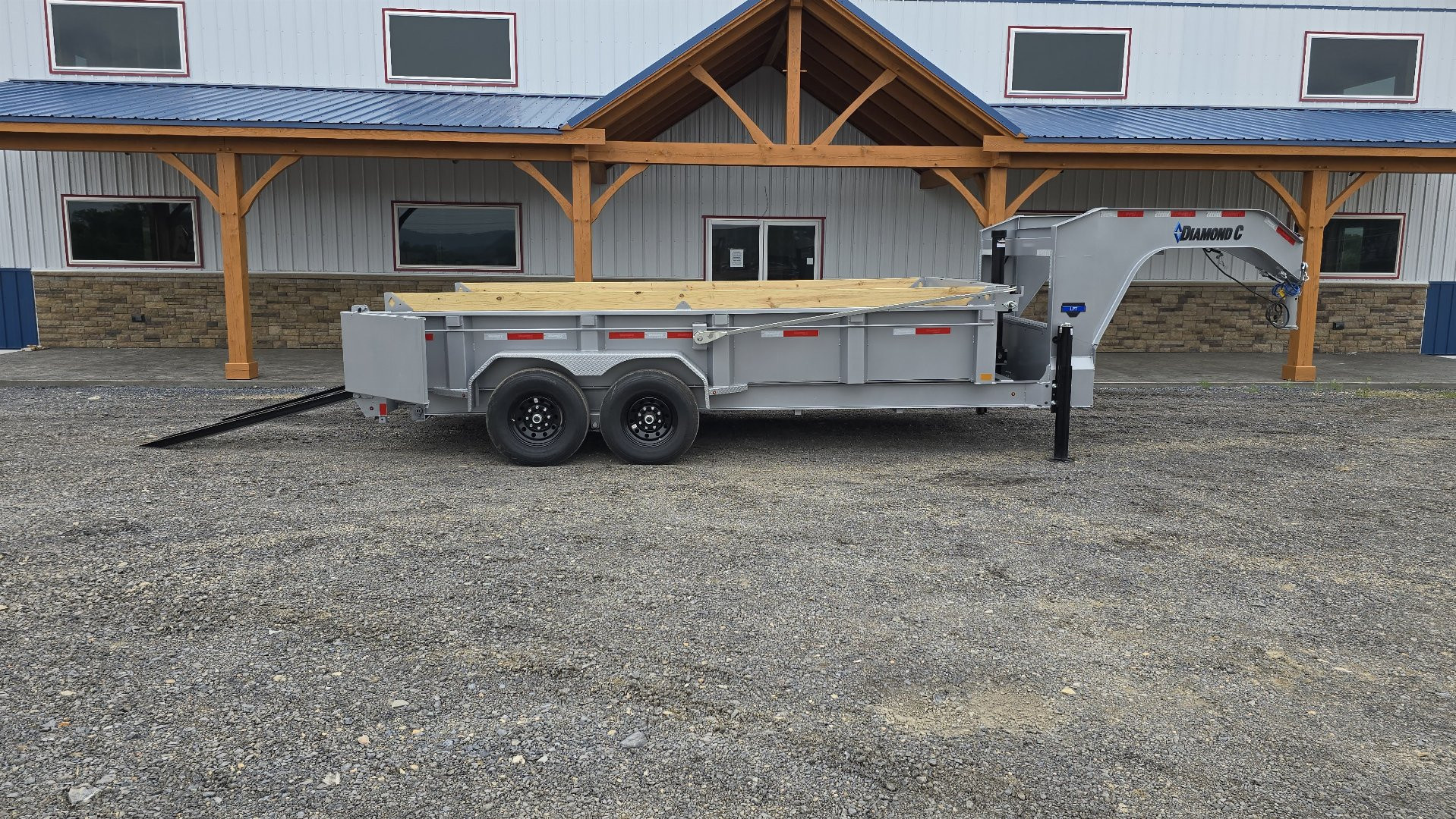 New Diamond C GN Dump Trailer / 14.9K GVWR / 82"x16'