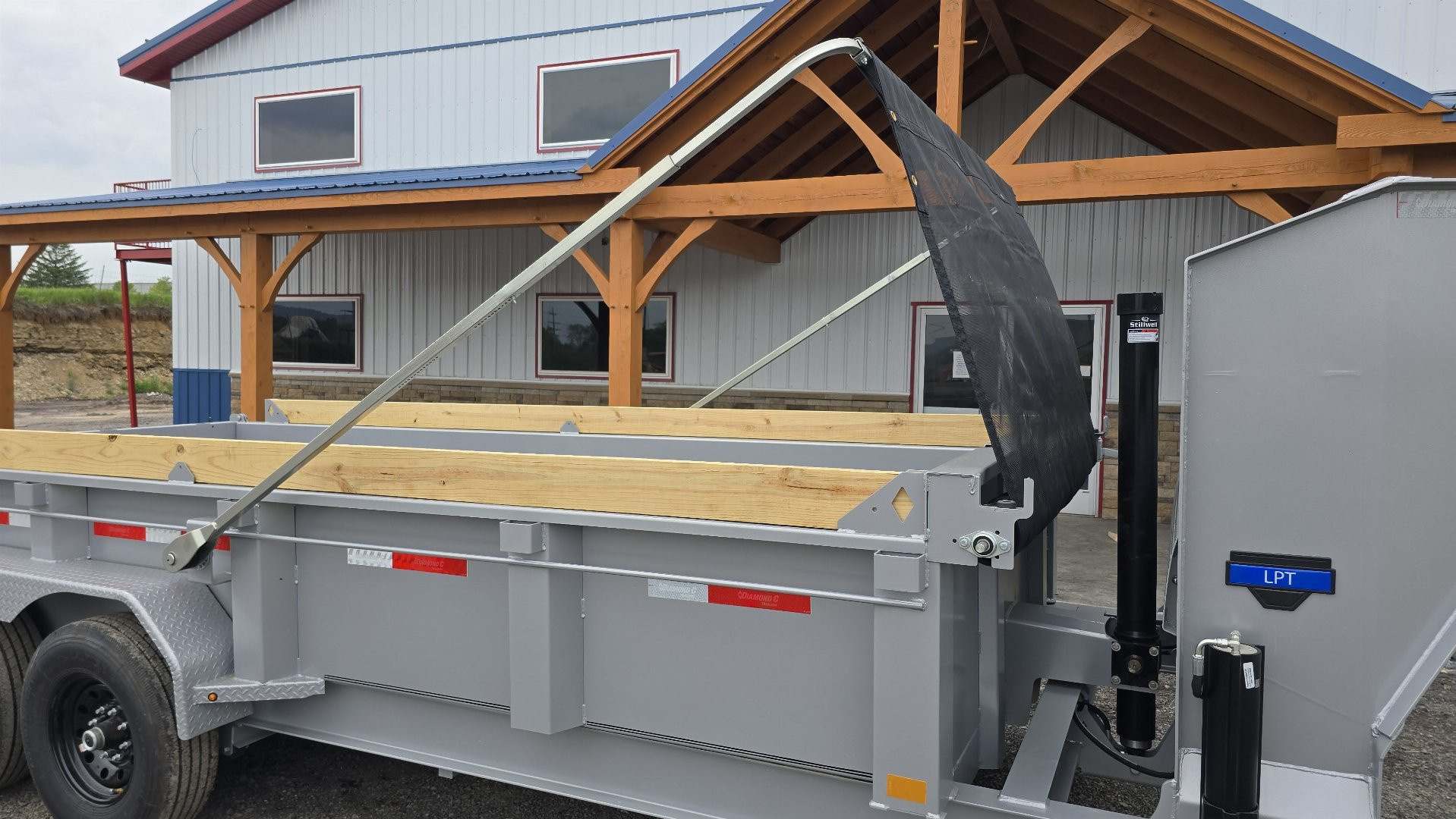 New Diamond C GN Dump Trailer / 14.9K GVWR / 82"x16'