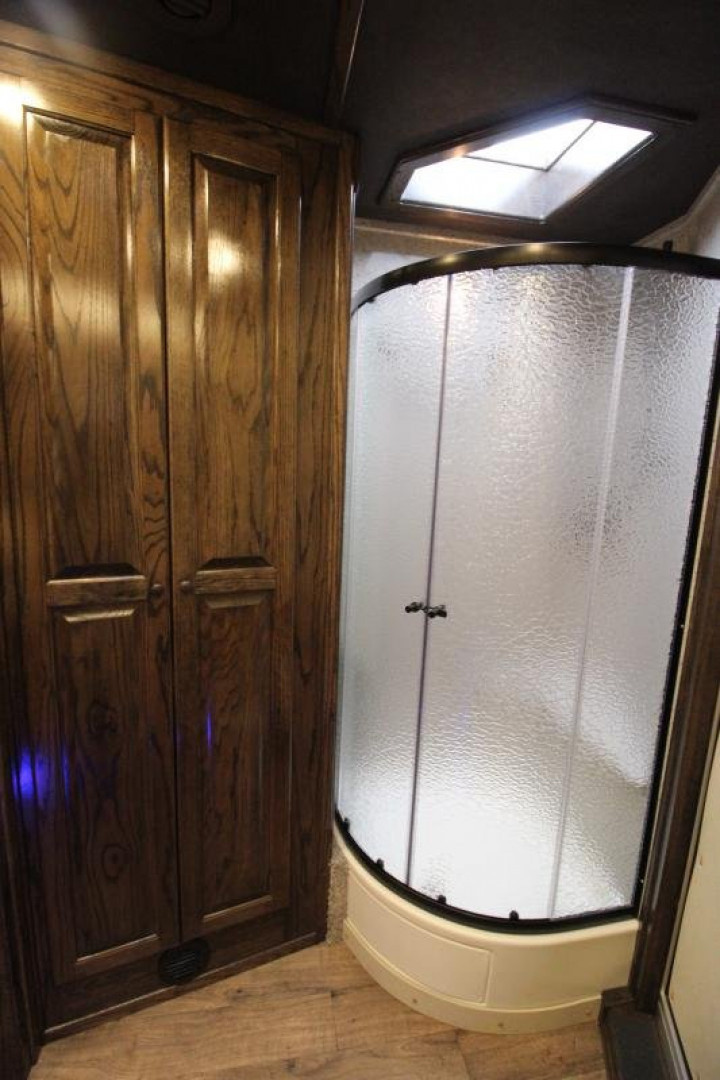 New 2025 Bloomer 4HR PC Side Ld LQ w/ Mid-Tack Horse Trailer