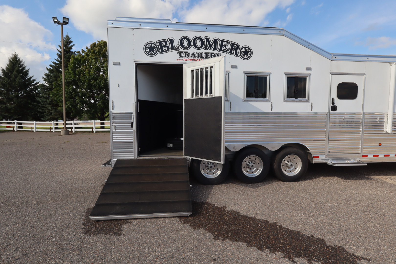 New 2025 Bloomer 4HR PC Side Ld LQ w/ Mid-Tack Horse Trailer