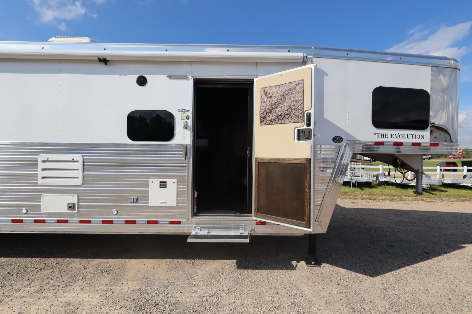 New 2025 Bloomer 4HR PC Side Ld LQ w/ Mid-Tack Horse Trailer
