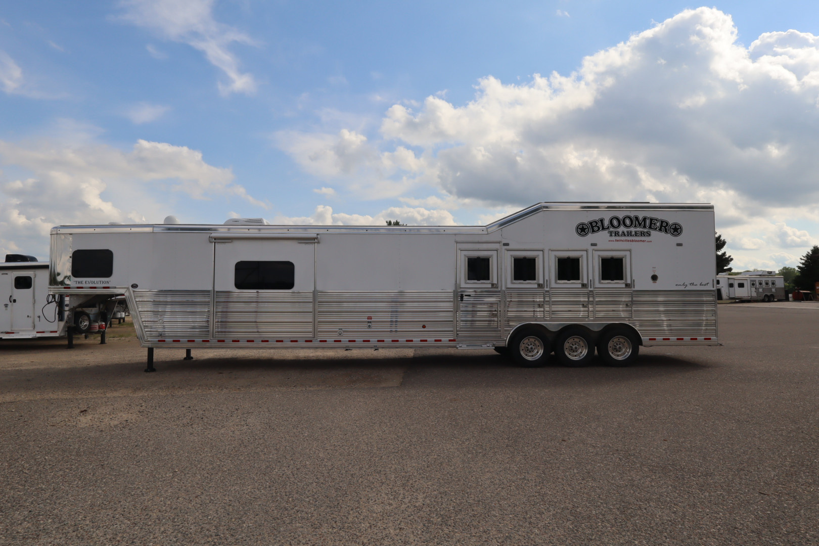 New 2025 Bloomer 4HR PC Side Ld LQ w/ Mid-Tack Horse Trailer