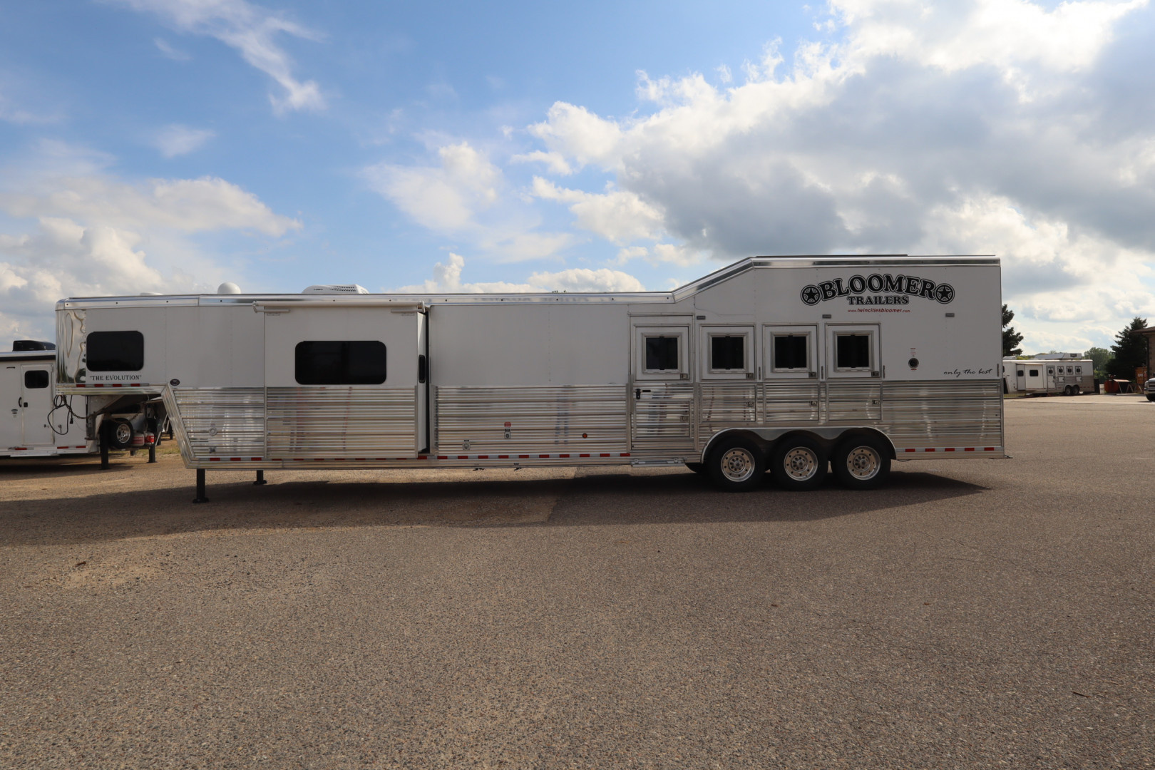 New 2025 Bloomer 4HR PC Side Ld LQ w/ Mid-Tack Horse Trailer