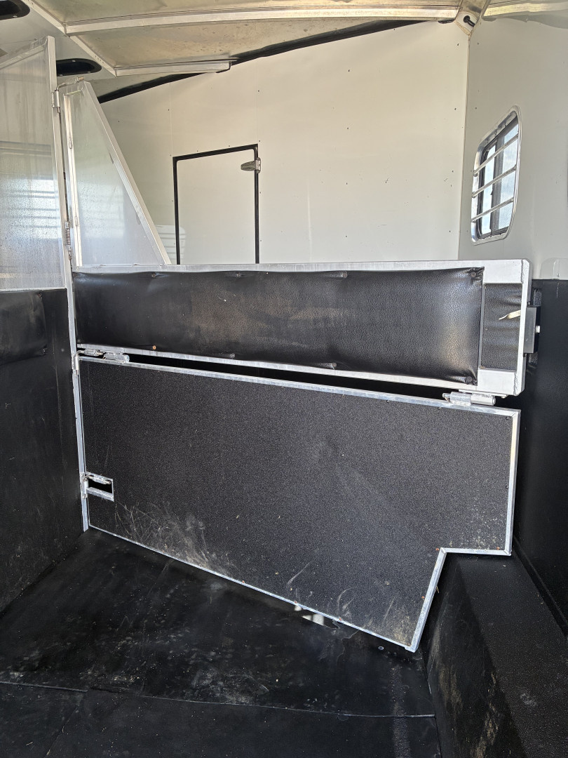Used 2006 Sundowner Sunlite 727 3H 12'LQ Horse Trailer