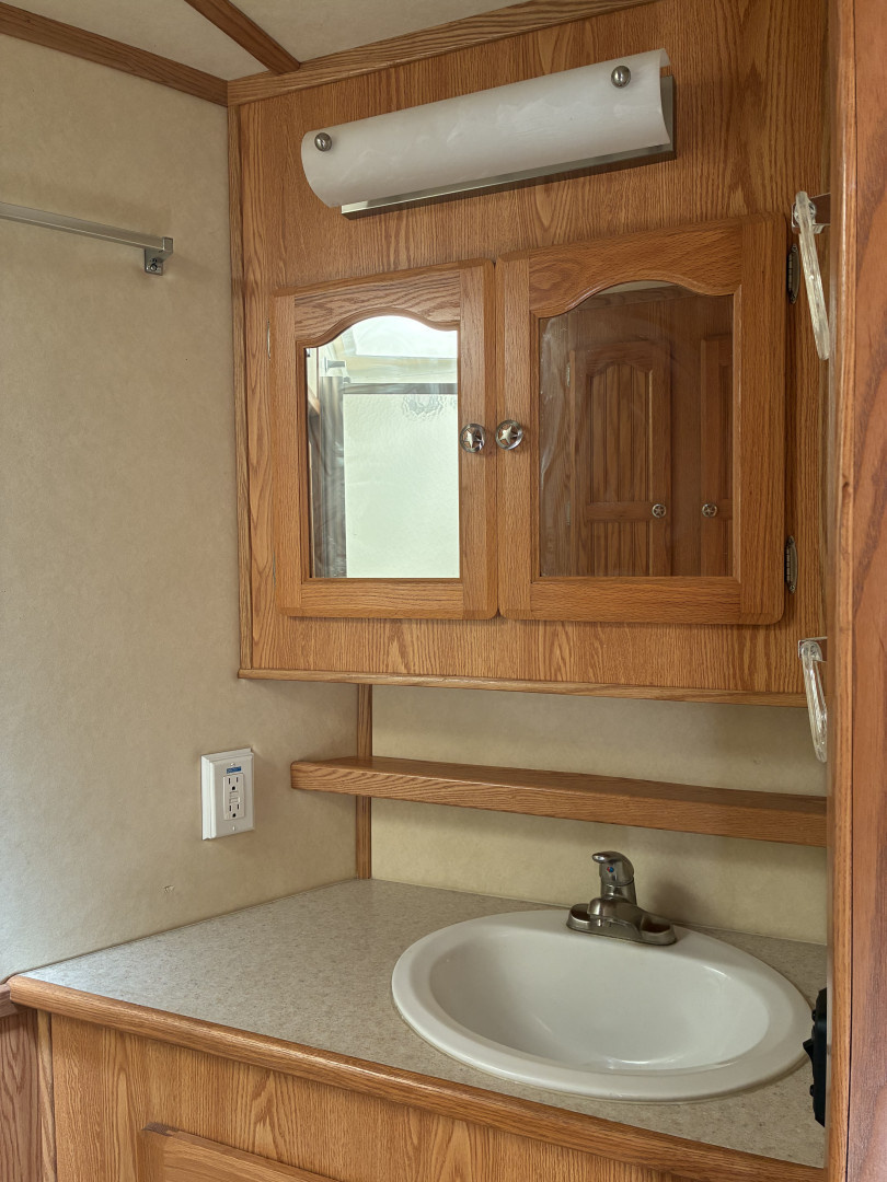Used 2006 Sundowner Sunlite 727 3H 12'LQ Horse Trailer