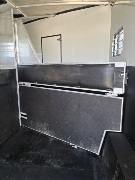 Used 2006 Sundowner Sunlite 727 3H 12'LQ Horse Trailer