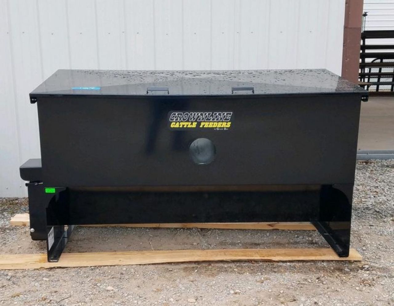 New 2026 Crownline 1500# Cake Feeder/Automatic Chute Farm / Ranch