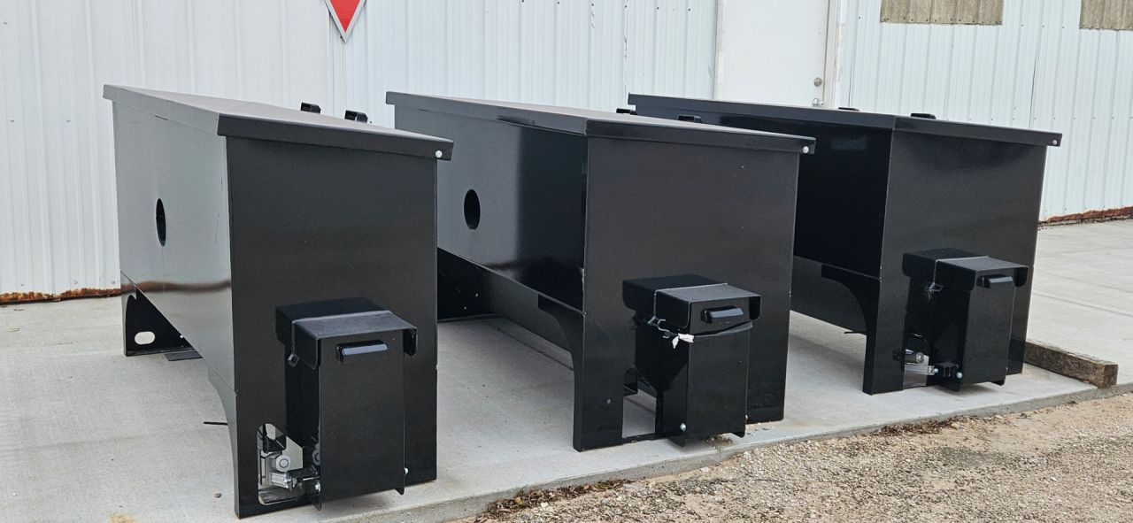 New 2026 Crownline 1500# Cake Feeder/Automatic Chute Farm / Ranch