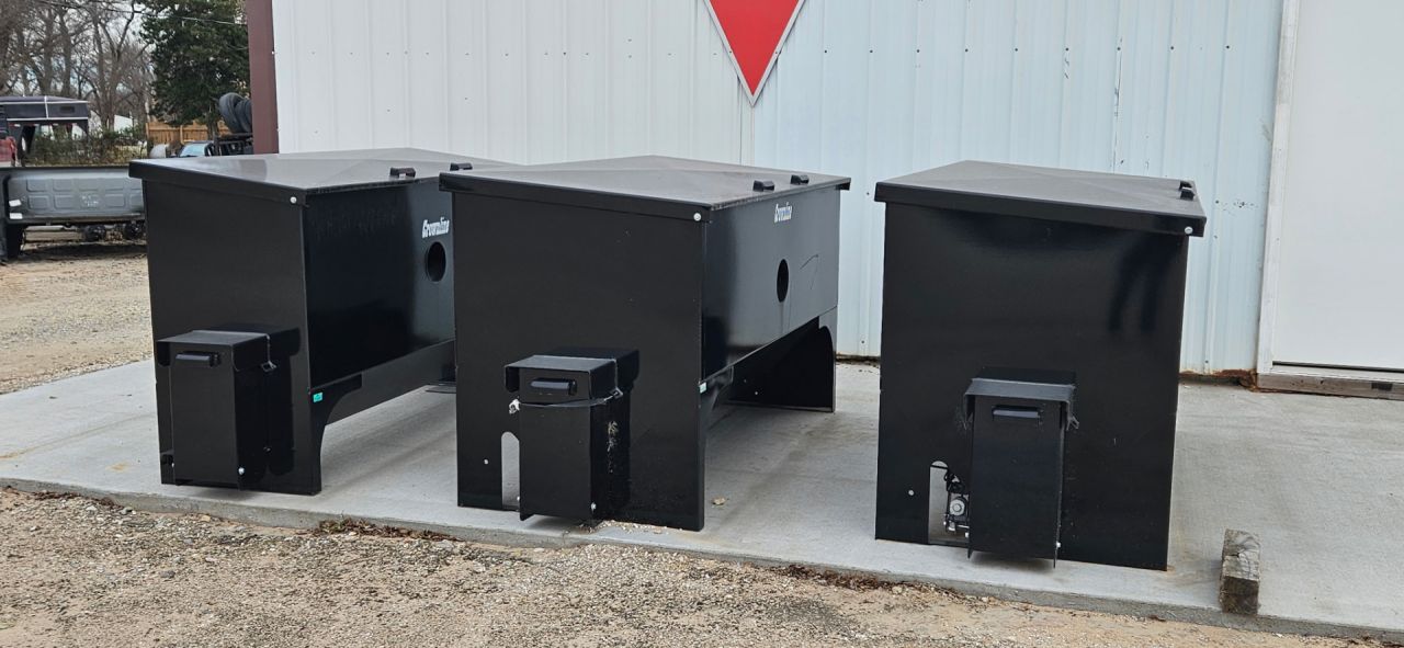 New 2026 Crownline 1500# Cake Feeder/Automatic Chute Farm / Ranch