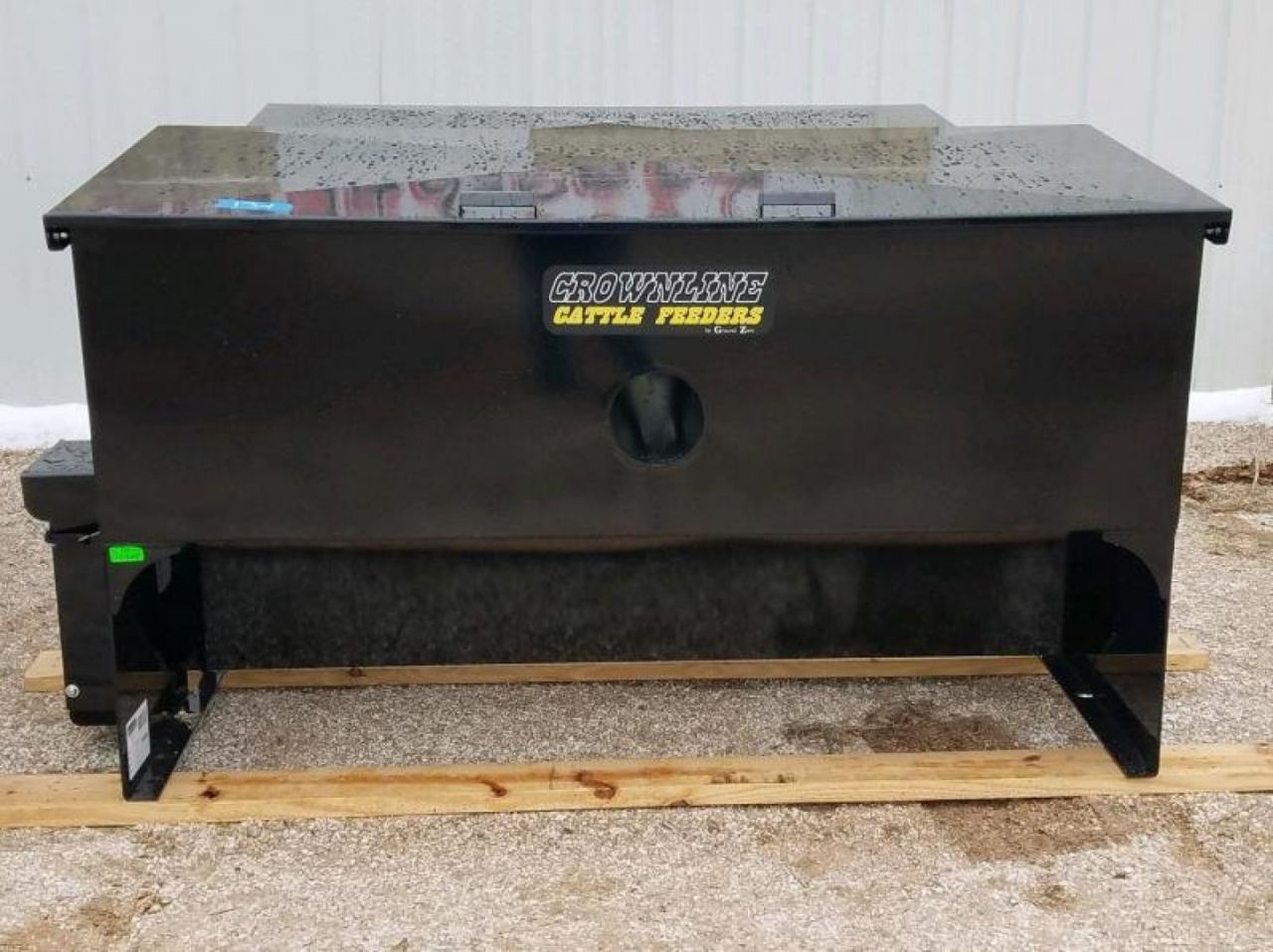 New 2026 Crownline 1500# Cake Feeder/Automatic Chute Farm / Ranch