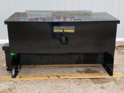 New 2026 Crownline 1500# Cake Feeder/Automatic Chute Farm / Ranch