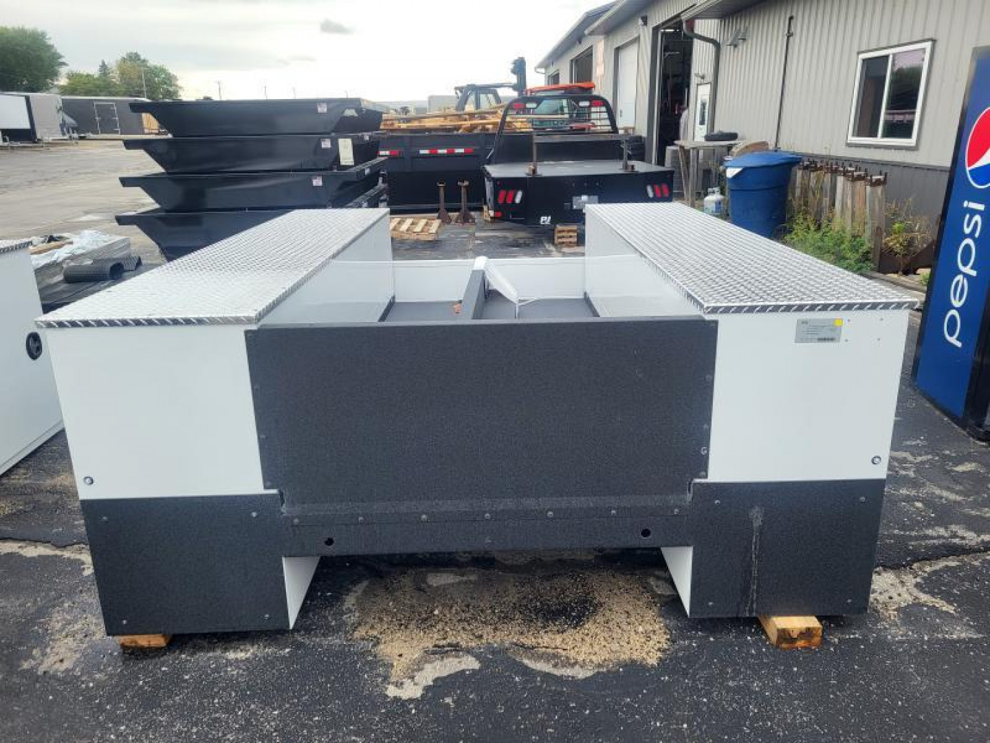 New 2024 CM Truck Beds CMG 110/94VVSSG2M