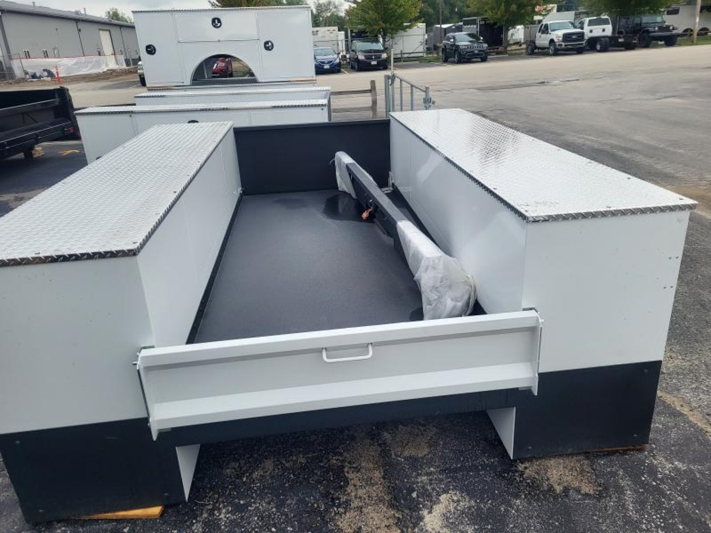 New 2024 CM Truck Beds CMG 110/94VVSSG2M