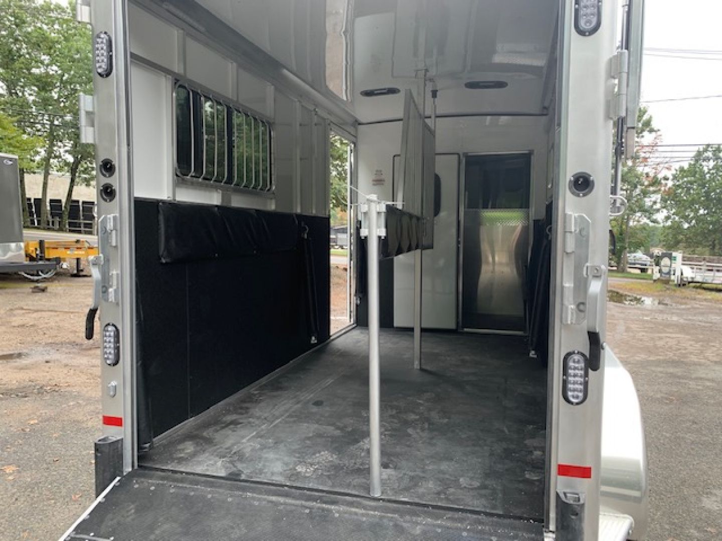New 2026 Sundowner Trailers 2H DR W Side Unload Ramp Horse Trailer GN