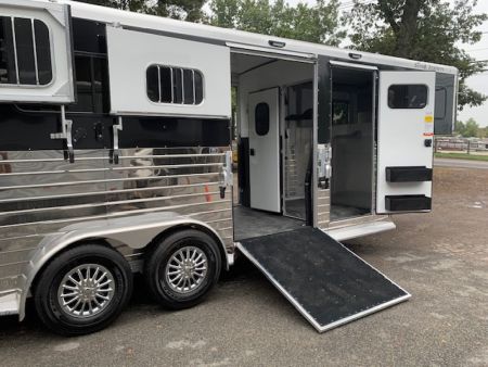 New 2026 Sundowner Trailers 2H DR W Side Unload Ramp Horse Trailer GN