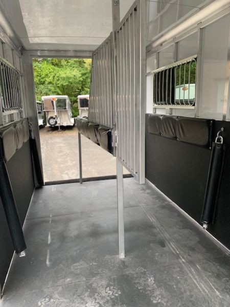 New 2026 Sundowner Trailers 2H DR W Side Unload Ramp Horse Trailer GN