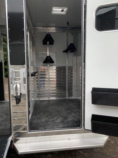 New 2026 Sundowner Trailers 2H DR W Side Unload Ramp Horse Trailer GN