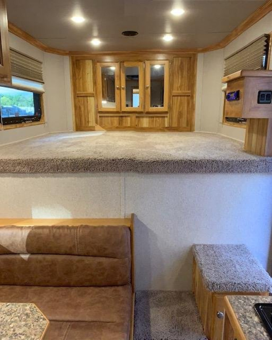 New 2027 Sundowner Trailers 206Sundowner Santa Fe 3H Slant With LQ Horse Trailer