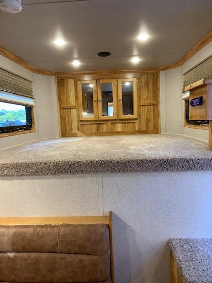 New 2027 Sundowner Trailers 206Sundowner Santa Fe 3H Slant With LQ Horse Trailer