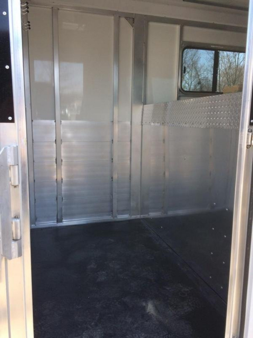 New 2027 Sundowner Trailers Yered Special Series Sundowner Horse Trailer