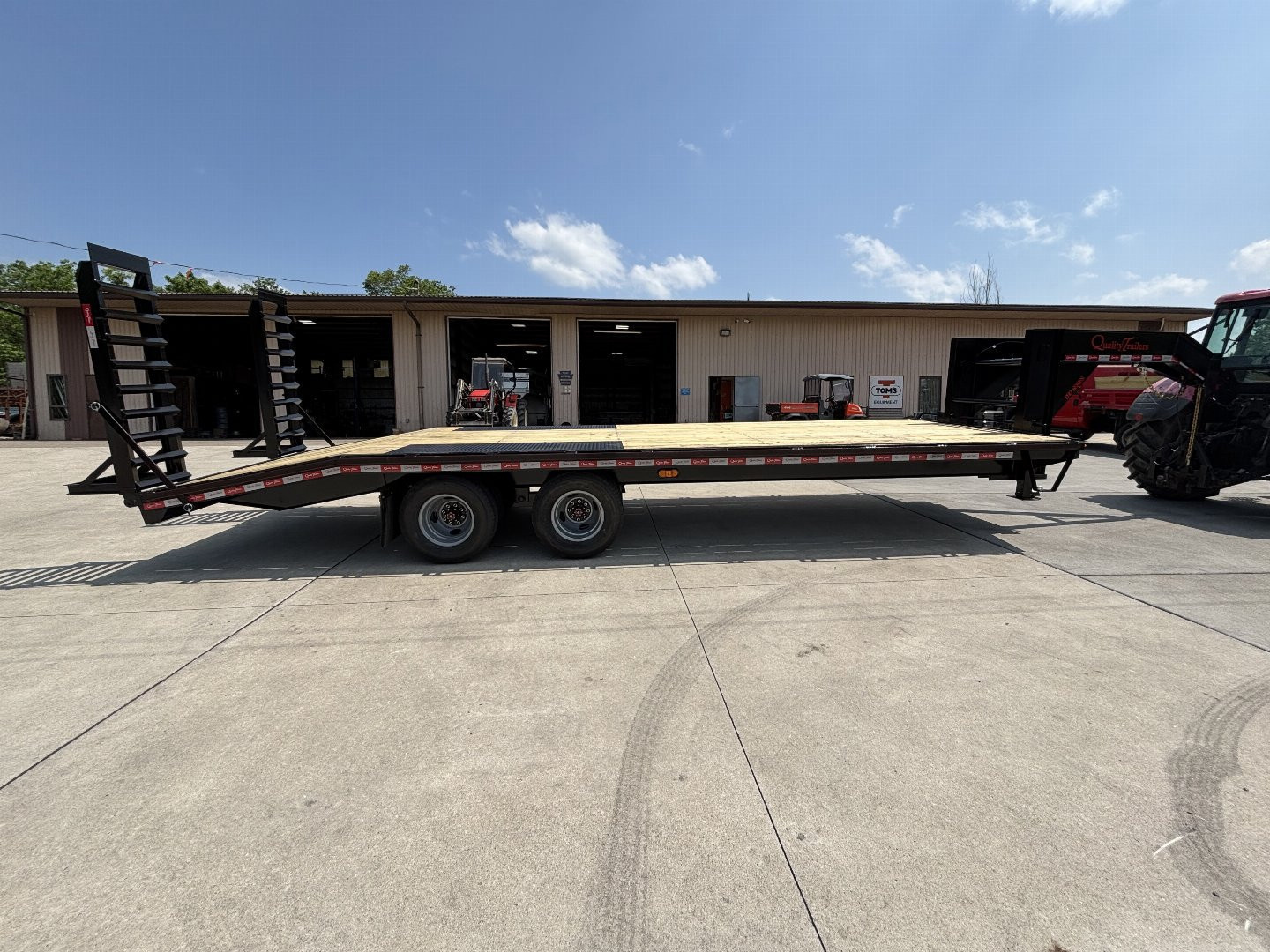 New 2027 Quality Trailers 25' Gooseneck (20' + 5' Dovetail) Pro Series Deckover Trailer - Tandem Dual - 25000# GVWR