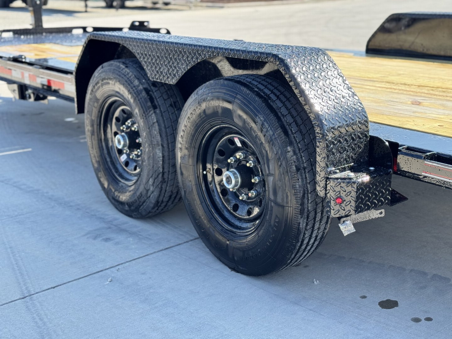 New 2025 Diamond C Trailers