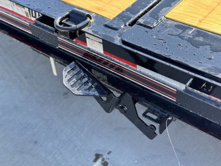 New 2025 Diamond C Trailers