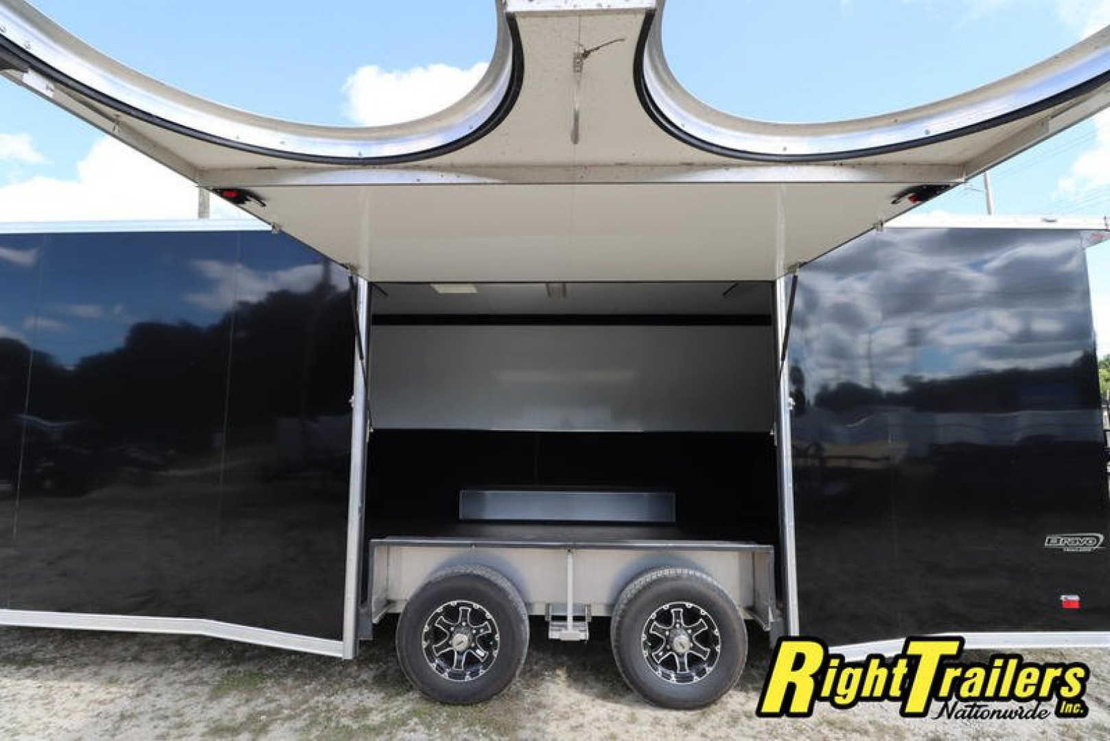 New 2022 8.5x24 Bravo Race Trailer SSA8524TA3