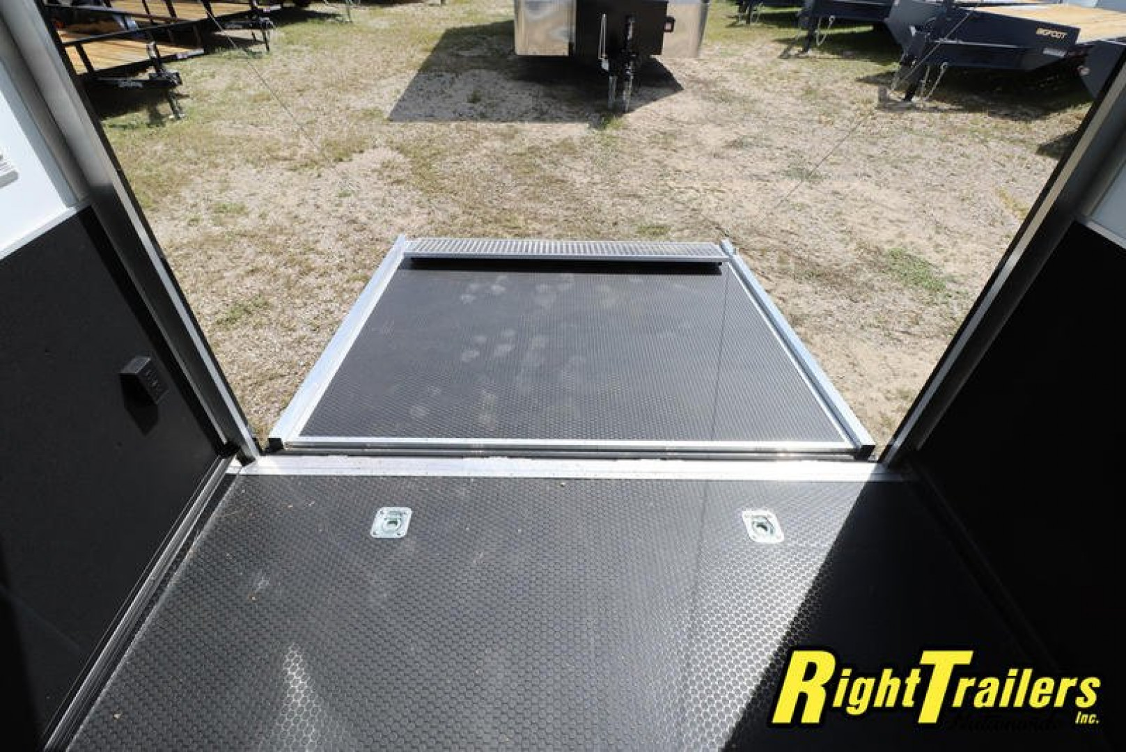 New 2022 8.5x24 Bravo Race Trailer SSA8524TA3