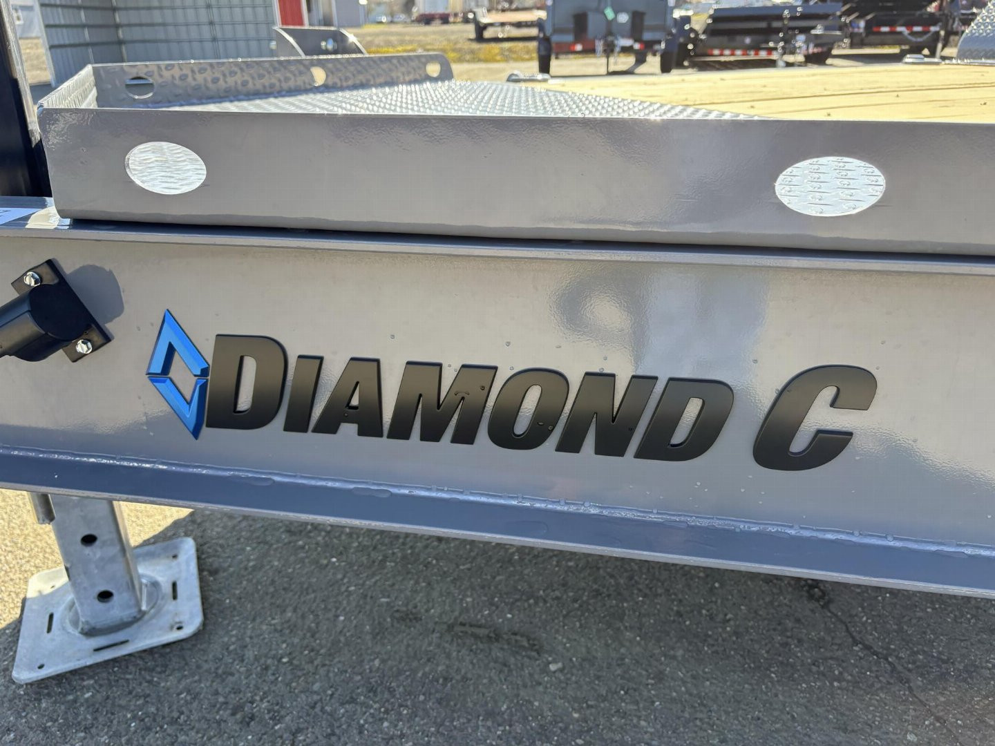 New 2025 DIAMOND C HDT307 82X22 21K SPLIT TILT TRIPLE AXLE CEMENT GRAY EQUIPMENT TRAILER