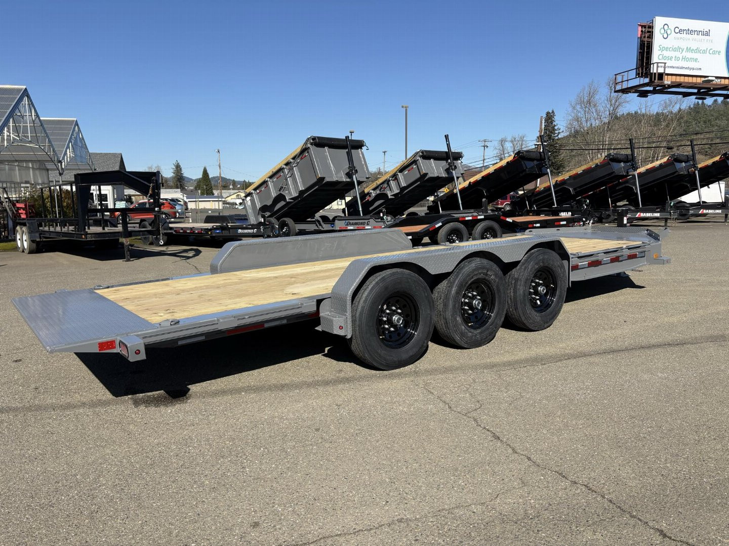 New 2025 DIAMOND C HDT307 82X22 21K SPLIT TILT TRIPLE AXLE CEMENT GRAY EQUIPMENT TRAILER