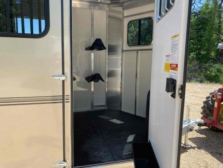 New 2027 Sundowner Trailers CHARTER TR SE 2H BP Horse Trailer
