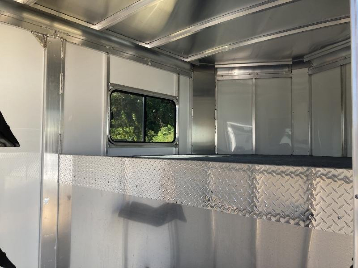 New Sundowner Trailers Charter TR SE Gooseneck Horse Trailer