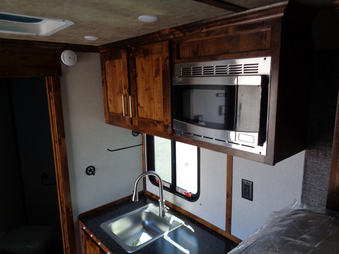 New 2026 Trails West * CLASSIC LQ 3-H * Classic LQ 3-Horse 7x7 Side Tack Goose Neck Horse Trailer *On Order*