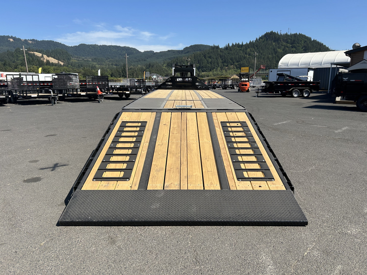 New 2025 Midsota 8.5x32 Gooseneck Deckover W/Power Tail 25.9k GVWR