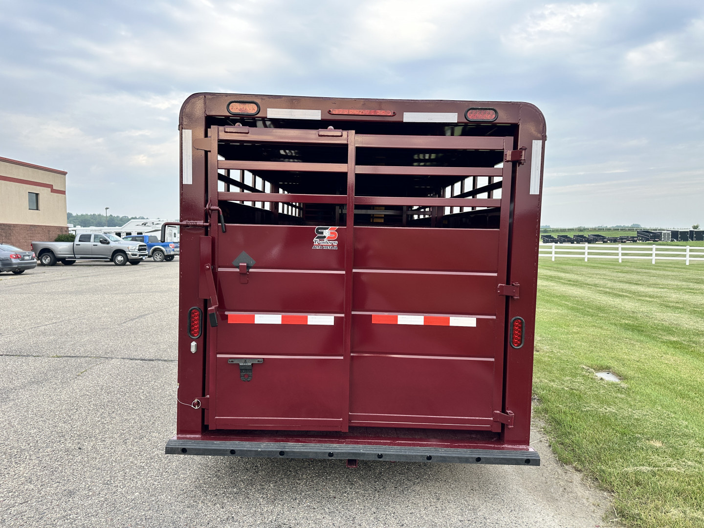 New 2026 S&S Manufacturing 6'8"x6'6"x20' GN Stock / Stock Combo Trailer
