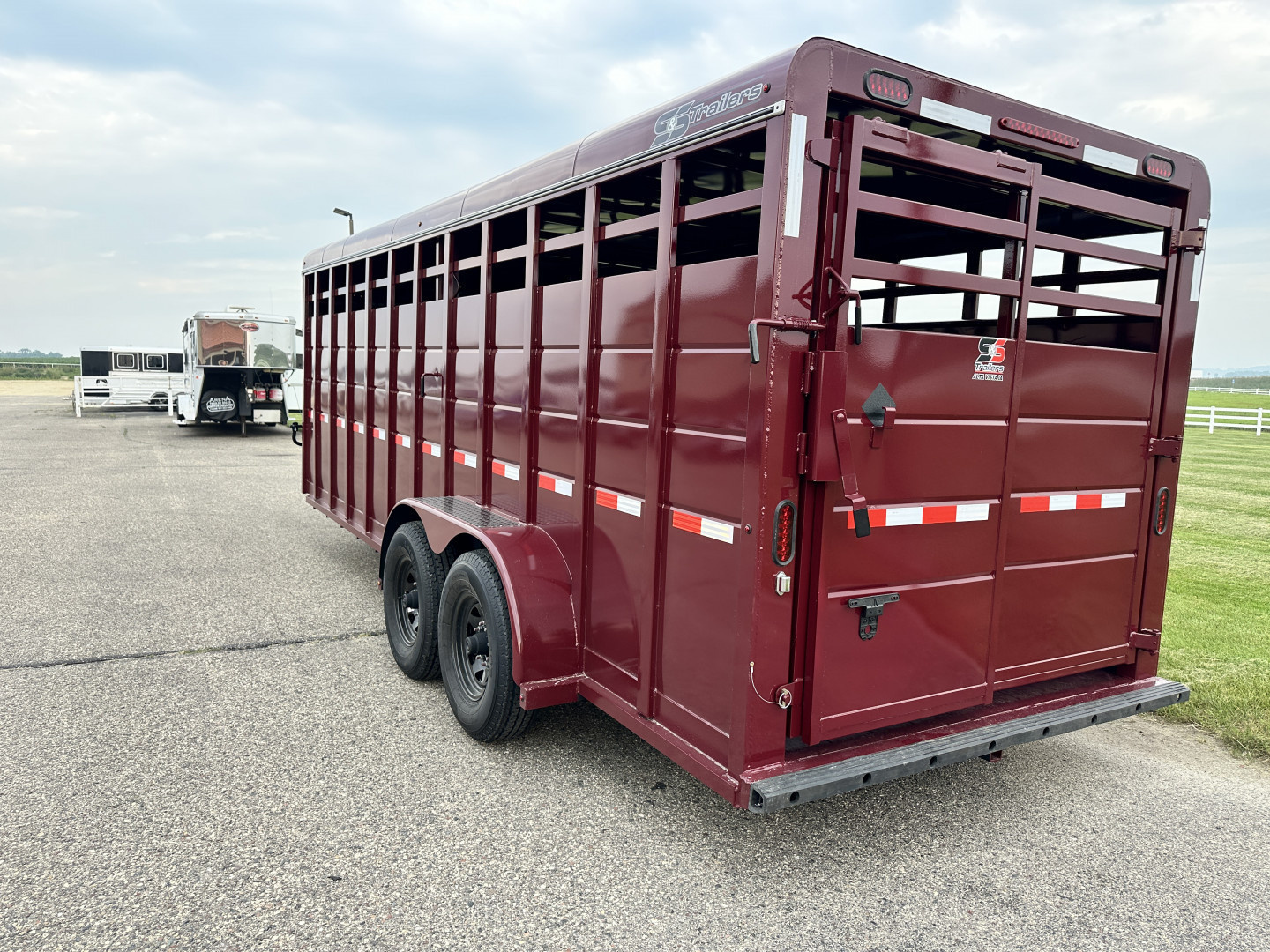 New 2026 S&S Manufacturing 6'8"x6'6"x20' GN Stock / Stock Combo Trailer