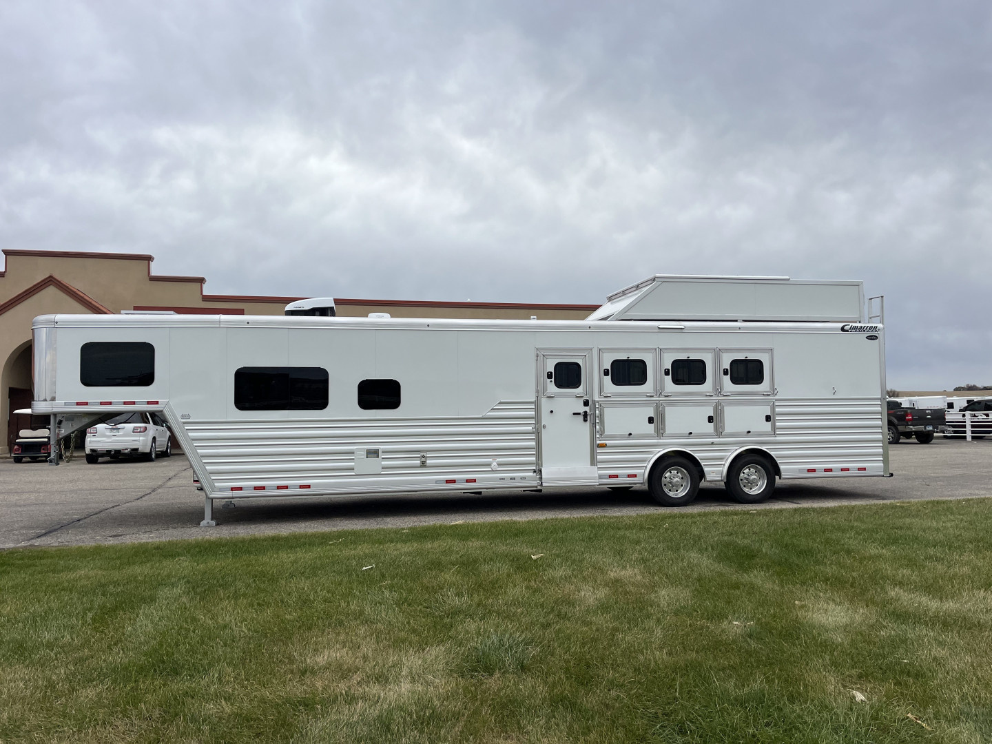 New 2025 Cimarron Trailers 4H 14'8" Trail Boss LQ Horse Trailer -DEMO