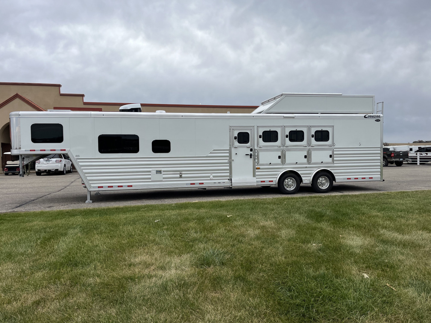 New 2025 Cimarron Trailers 4H 14'8" Trail Boss LQ Horse Trailer -DEMO