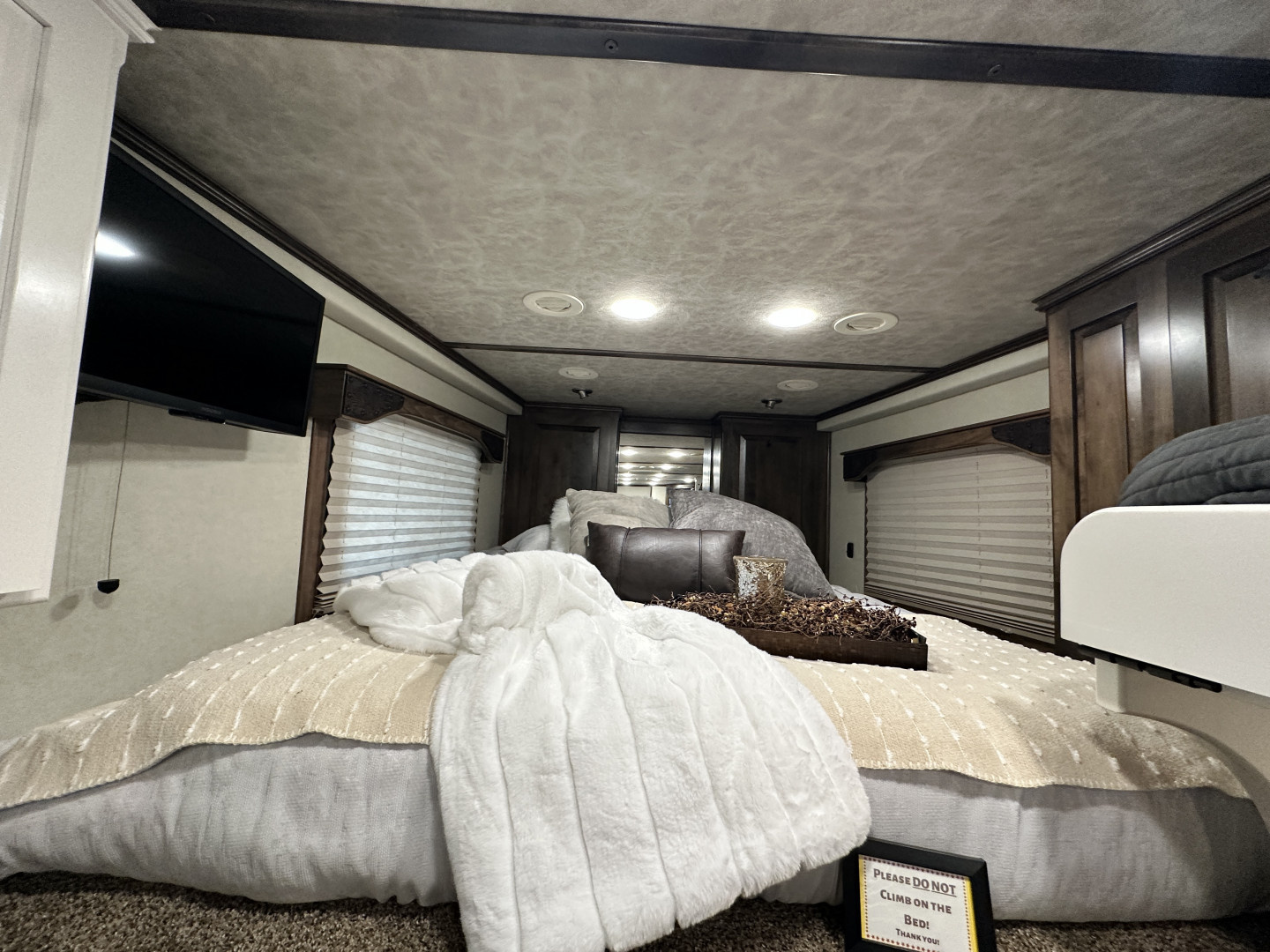 New 2025 Cimarron Trailers 4H 14'8" Trail Boss LQ Horse Trailer -DEMO