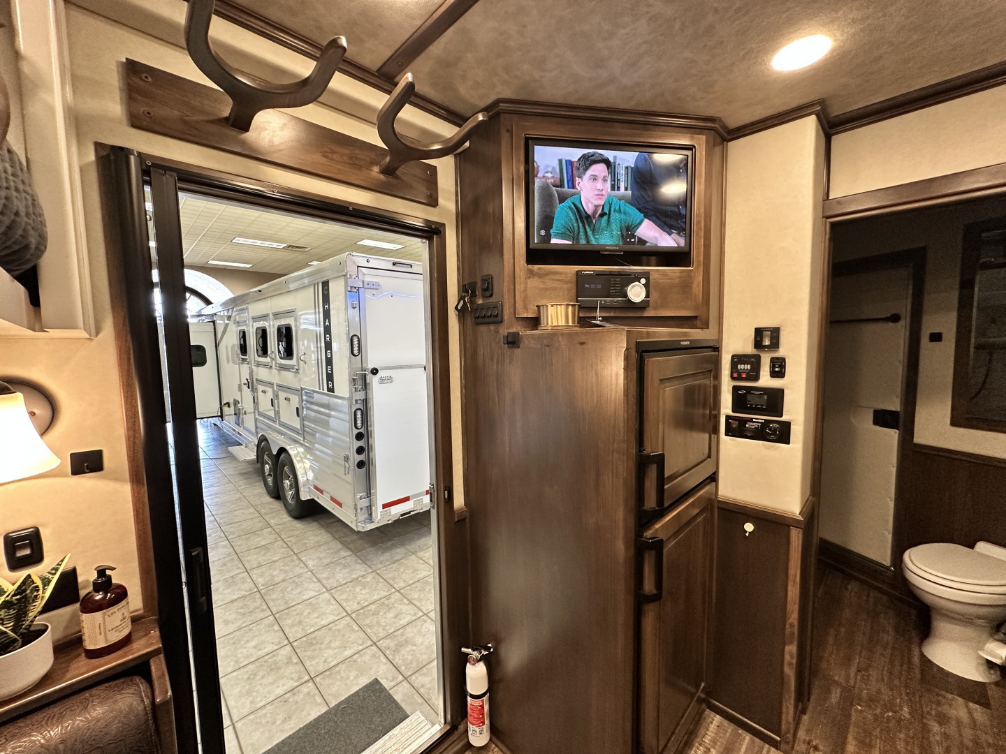 New 2025 Cimarron Trailers 4H 14'8" Trail Boss LQ Horse Trailer -DEMO