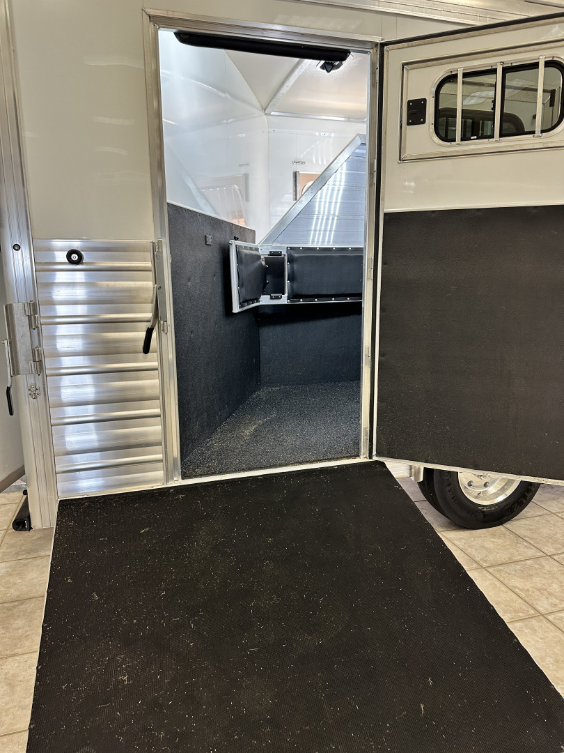 New 2025 Cimarron Trailers 4H 14'8" Trail Boss LQ Horse Trailer -DEMO