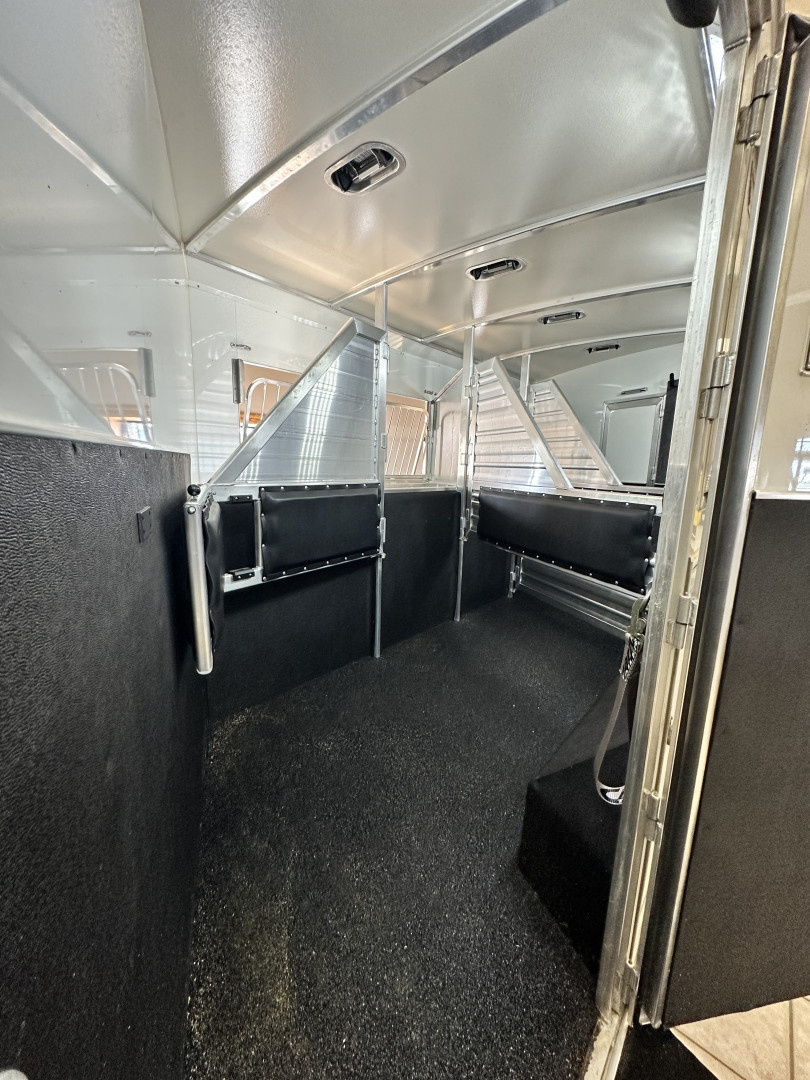 New 2025 Cimarron Trailers 4H 14'8" Trail Boss LQ Horse Trailer -DEMO