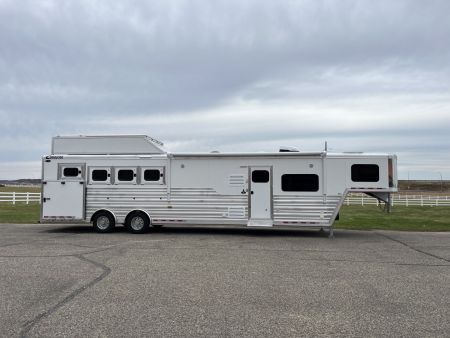 New 2025 Cimarron Trailers 4H 14'8  Trail Boss LQ Horse Trailer -DEMO