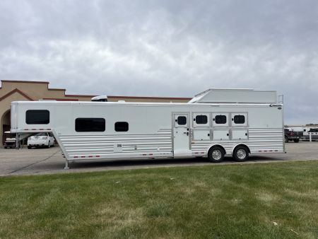 New 2025 Cimarron Trailers 4H 14'8" Trail Boss LQ Horse Trailer -DEMO